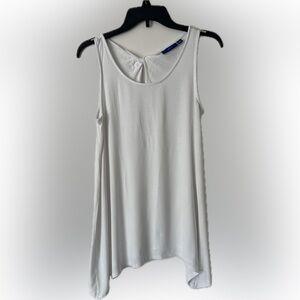 White Apt 9 tank - like new - size M.